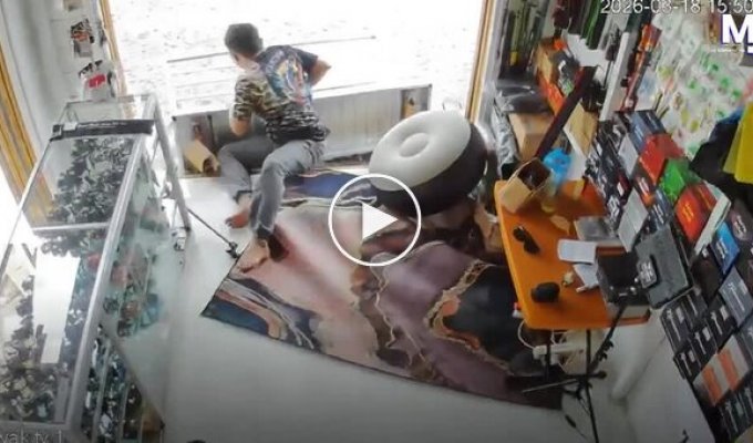 Владелец магазина разбил витрину, пытаясь прилечь отдохнуть