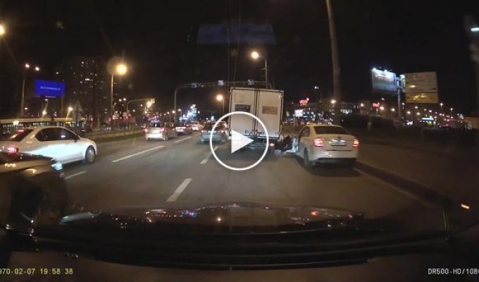 Нетипичное ДТП в Санкт-Петербурге водителю «Шкоды» не повезло