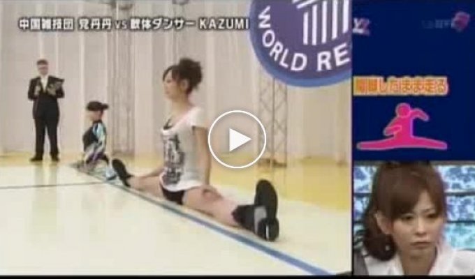 Странная японская гонка девушек на шпагате