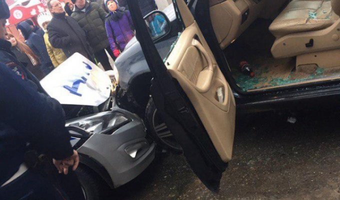 Неадекватный водитель протаранил 20 автомобилей, пытаясь уйти от полицейской погони в Подмосковье (8 фото + видео)