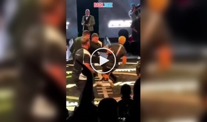 Стенка на стенку: австралийцы с разбега врезаются в друг друга