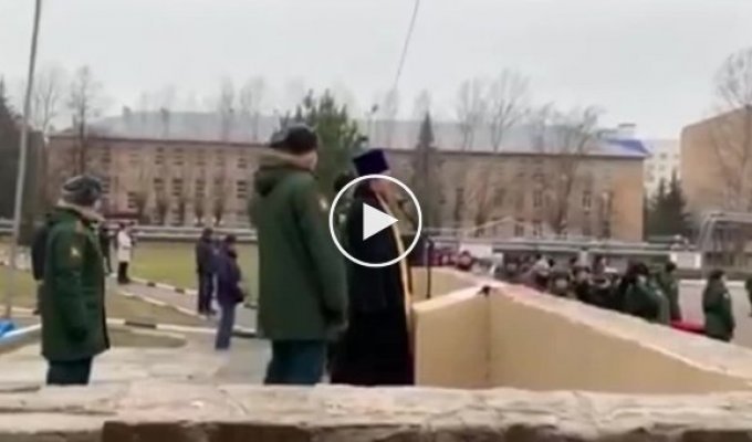 Ничего необычного, просто скрепный поп выступает перед вояками армии РФ