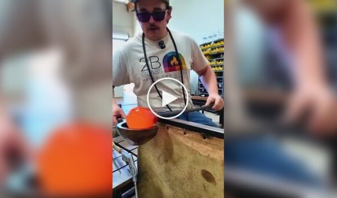 Мастера показали залипательный процесс создания тыквы из стекла