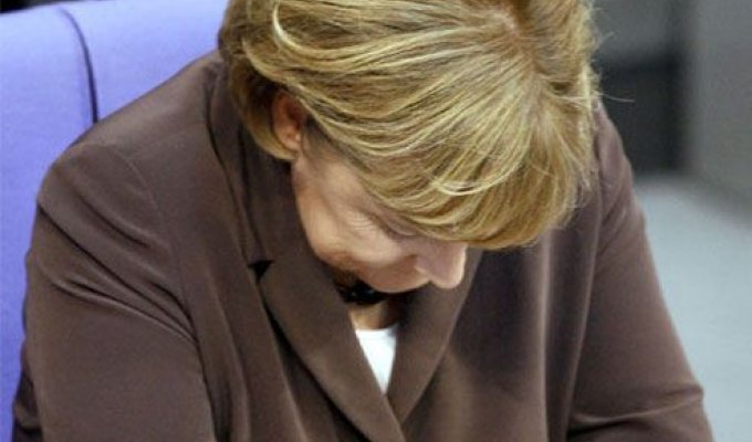 Канцлер Меркель засыпает (3 фотографии)