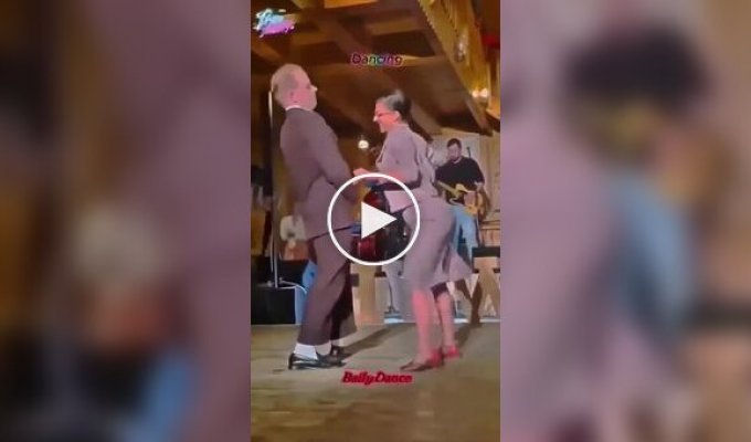 Офигенно танцует: необычный танец в костюме