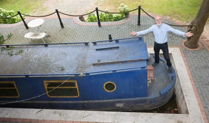 A man dug a canal in his garden to accommodate a 10-meter barge (5 photos + 1 video)