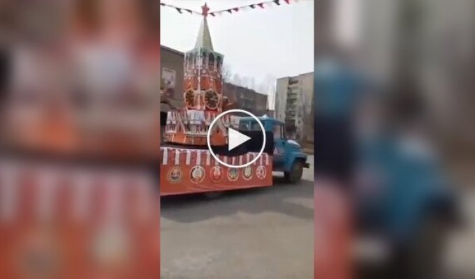 Кремлевская башня упала с автомобильной платформы во время парада в Хабаровском крае РФ
