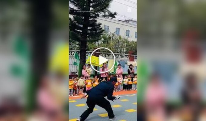 Неожиданный прием в перетягивании каната: соперников отвлекли конфетами