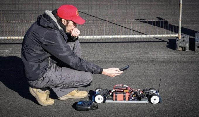 Машинка на радиоуправлении установила мировой рекорд скорости (2 фото + 1 видео)