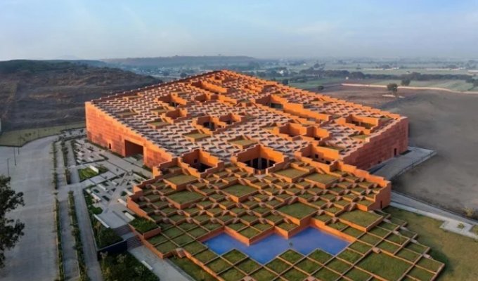The University Building You Can Walk On (8 Photos)