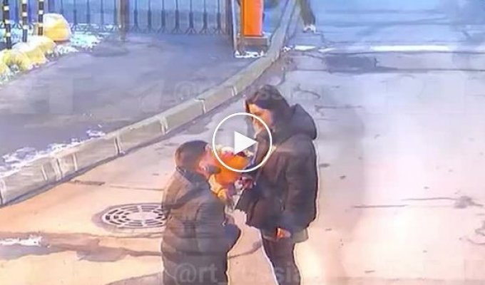 Bouquet versus spray can. In Russia, two men in love fought over a girl