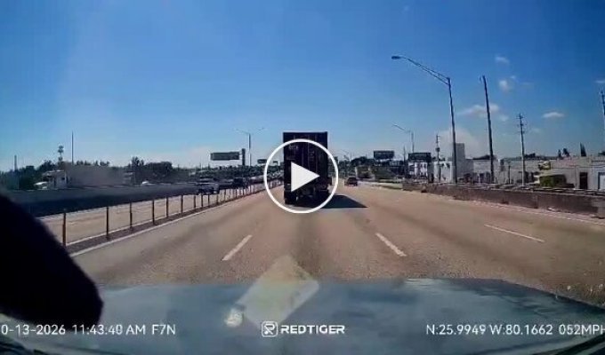 Tesla развернуло после резкого перестроения