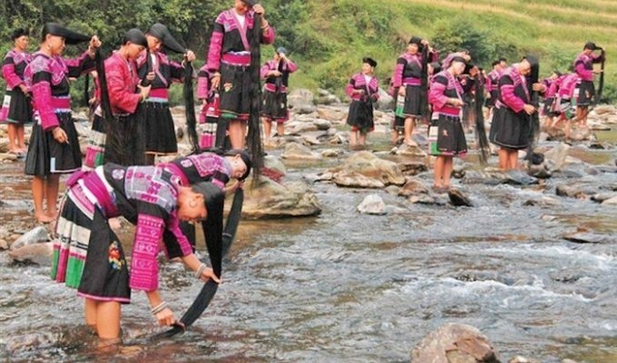 Хуанлу — китайське село, де жінки стрижуть волосся лише раз у житті (5 фото)