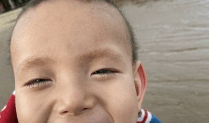 В Китае мужчина создал домашнюю лабораторию, чтобы сделать лекарство для смертельно больного сына (3 фото)
