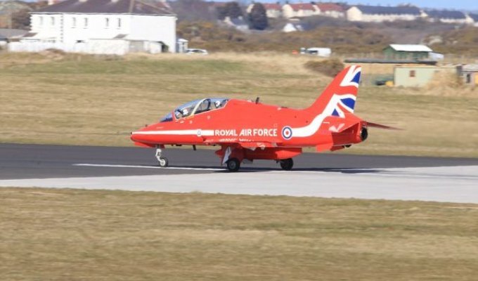 На военной базе Великобритании разбился самолет пилотажной группы "Красные стрелы" (6 фото)