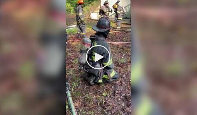 Пожарные забавно трясут телом на работе