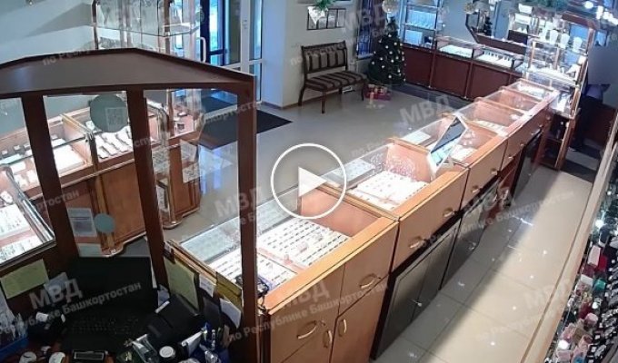 В Башкирии владелец ювелирного магазина обезвредил грабителя с пистолетом