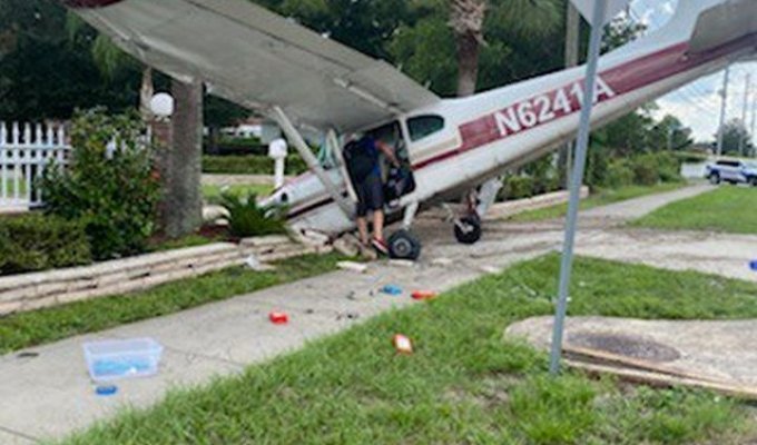 В США самолет упал на оживленную улицу (2 фото + видео)