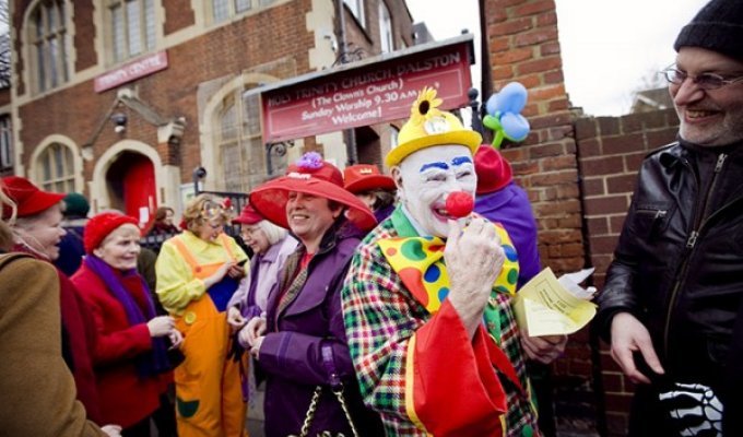 Собрание клоунов в Лондоне в честь Джозефа Гримальди (18 фото)