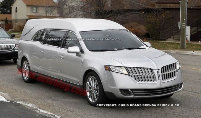 Lincoln MKT - лимузин для усопших VIP персон (9 фото)