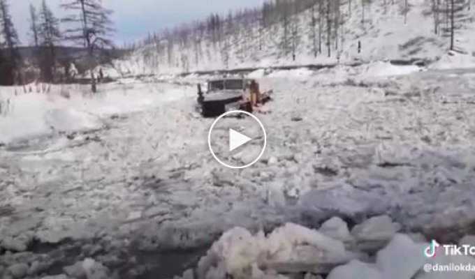 Легендарный грузовик Урал преодолевает ледяную речку