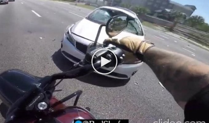 Мотоциклисты которые засняли необычное ДТП в США