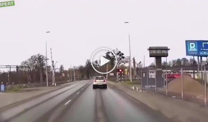 BMW пролетел через перекресток на красный свет