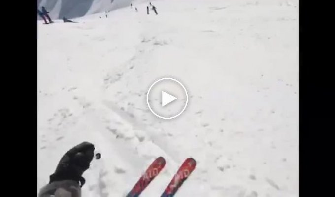 Побег лыжников от лавины в Швейцарских Альпах