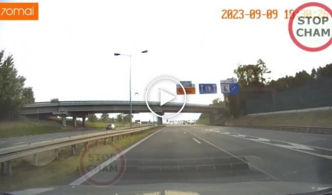 Водитель Opel Insignia решил развернуться на развороте прямо перед пунктом взимания платы за проезд на автомагистрали А4