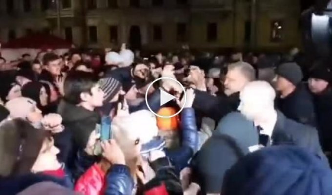 Как охранник Порошенко выбил телефон у парня на митинге в Кропивницком