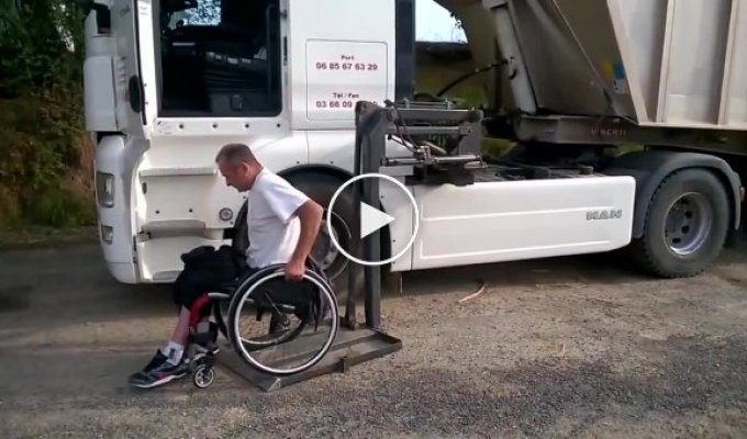 Инвалид дальнобойщик демонстрирует работу своего тягача MAN с инвалидным подъемником
