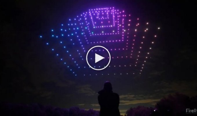 300 дронов рисуют световые картины