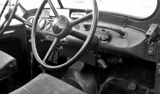Для чего в Советском Союзе выпускали УАЗ с двумя рулевыми колесами (4 фото)