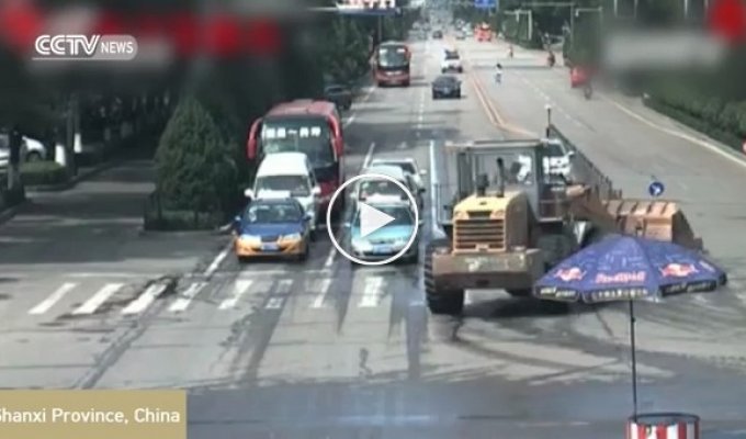 В Китае неадекватный водитель бульдозера таранил машины и давил людей