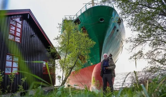 Хозяин даже не проснулся: в Норвегии огромный корабль едва не снес дом на пляже (4 фото)