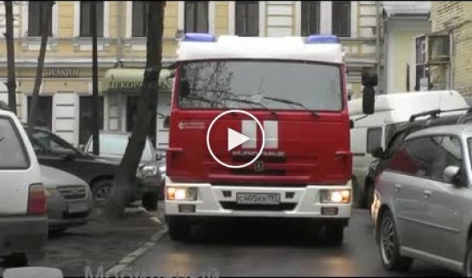В Москве под автомобилем провалилась земля
