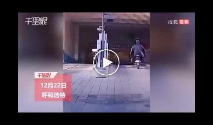 Ворота паркинга забавно лишили китаянку скутера