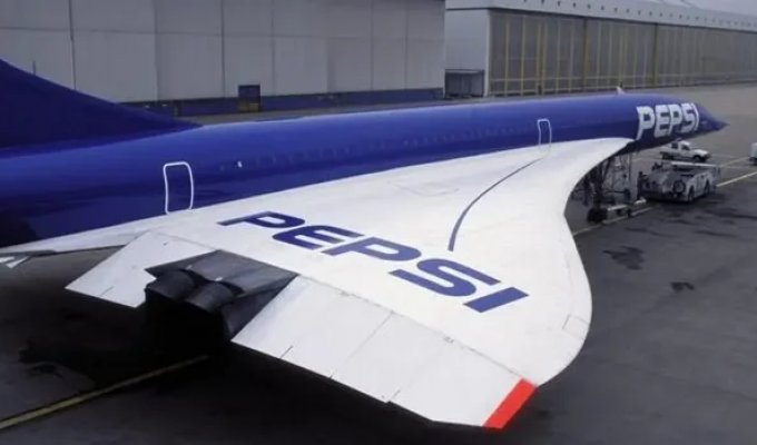 Why are almost all airplanes white? (3 photos)