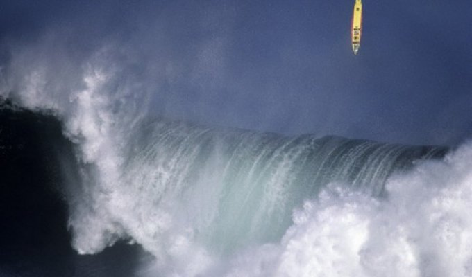 Большие имена сёрфинга и большие волны: кто кого? (20 фото)