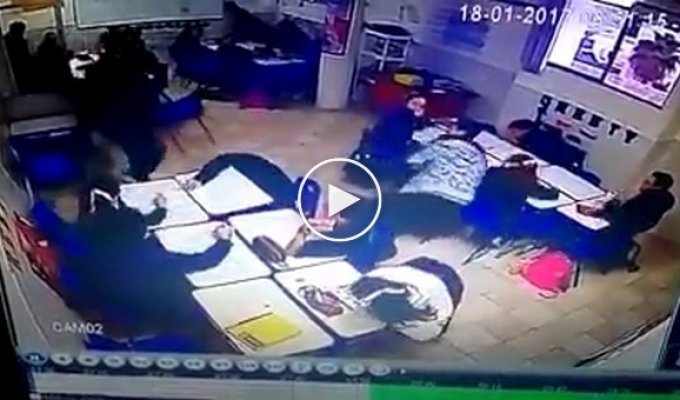 В мексиканской школе, парень расстрелял своих одноклассников а затем убил себя