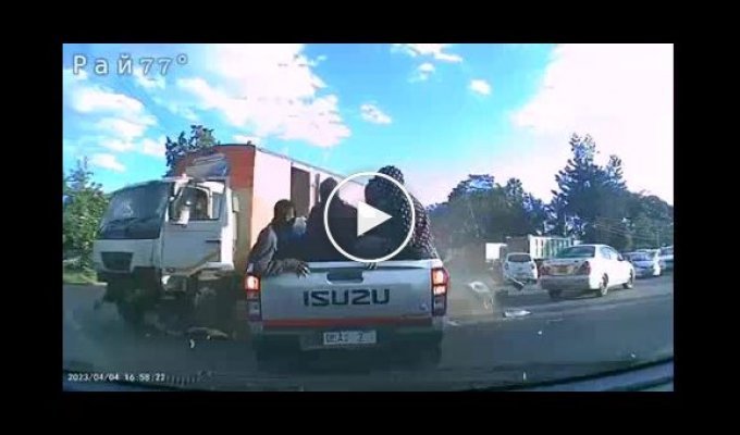 Неуправляемый грузовик снес легковушки и попал на видео в Зимбабве