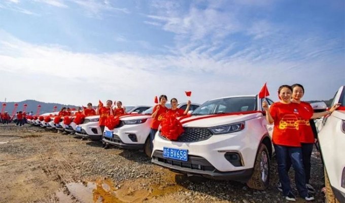Китайская компания подарила сотрудникам 4116 автомобилей (2 фото + 1 видео)