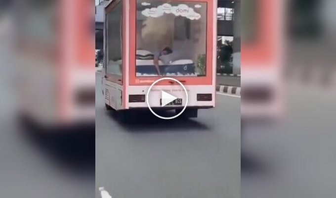 Индонезийский бренд матрасов платит за сон в движущемся автомобиле