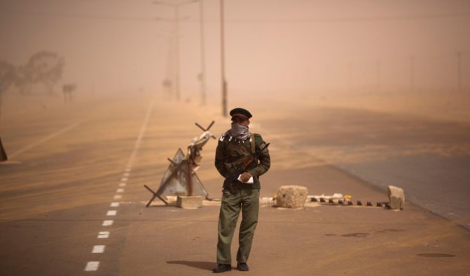 Три месяца войны в Ливии (45 фото)