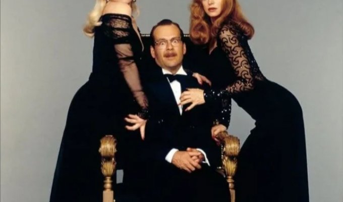 Новые фото Брюса Уиллиса, который не выходит на улицу без помощника (3 фото)