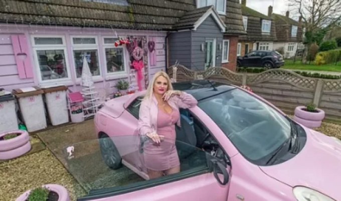 A mother of five children outrages her neighbors with her actions: all because of her love for Barbie (6 photos)