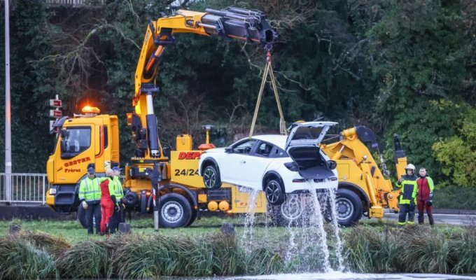 New car declassified because it drowned (3 photos)