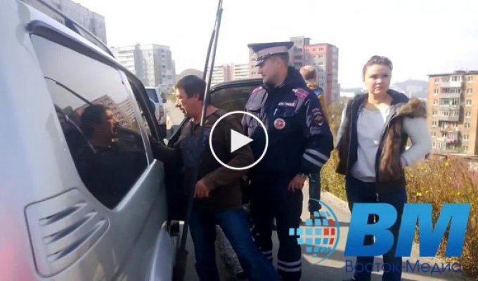 Полицейские во Владивостоке с дракой задержали собственного коллегу