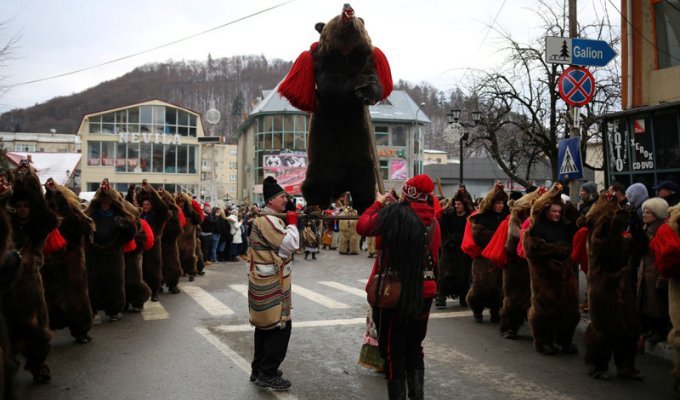 Ритуальные танцы медведей в Румынии (22 фото)