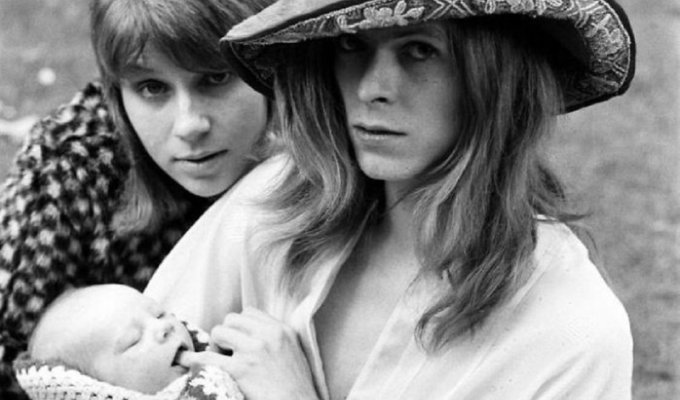 Редкие фотографии Дэвида Боуи на прогулке с бывшей супругой и сыном Зоуи в 1971 году (8 фото)